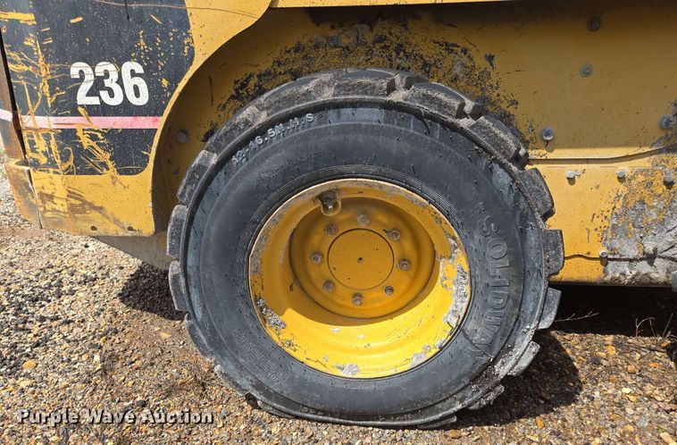 image for item DP6372 2004 Caterpillar 236 skid steer loader