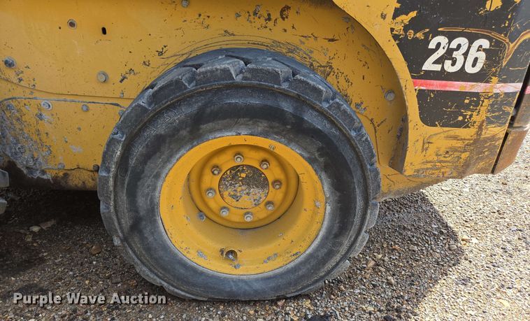 image for item DP6372 2004 Caterpillar 236 skid steer loader