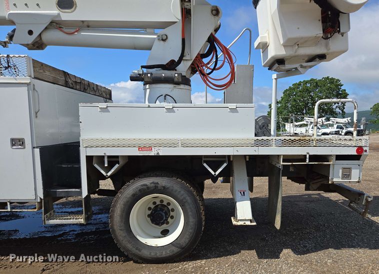 image for item DP6413 2016 Peterbilt PB348 bucket truck