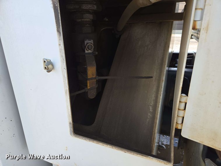 image for item DP6413 2016 Peterbilt PB348 bucket truck