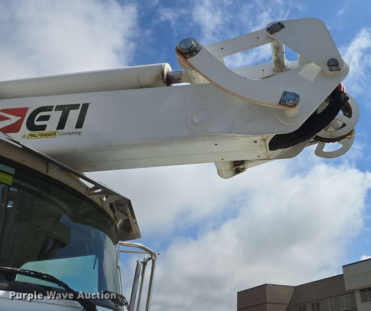 image for item DP6413 2016 Peterbilt PB348 bucket truck