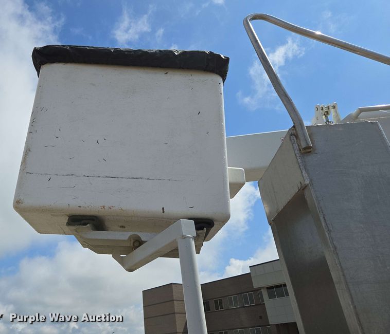 image for item DP6413 2016 Peterbilt PB348 bucket truck