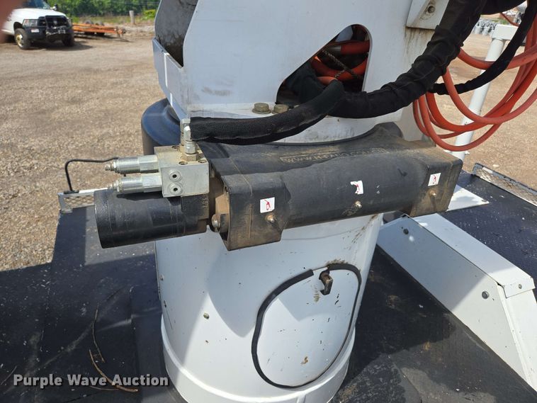 image for item DP6413 2016 Peterbilt PB348 bucket truck