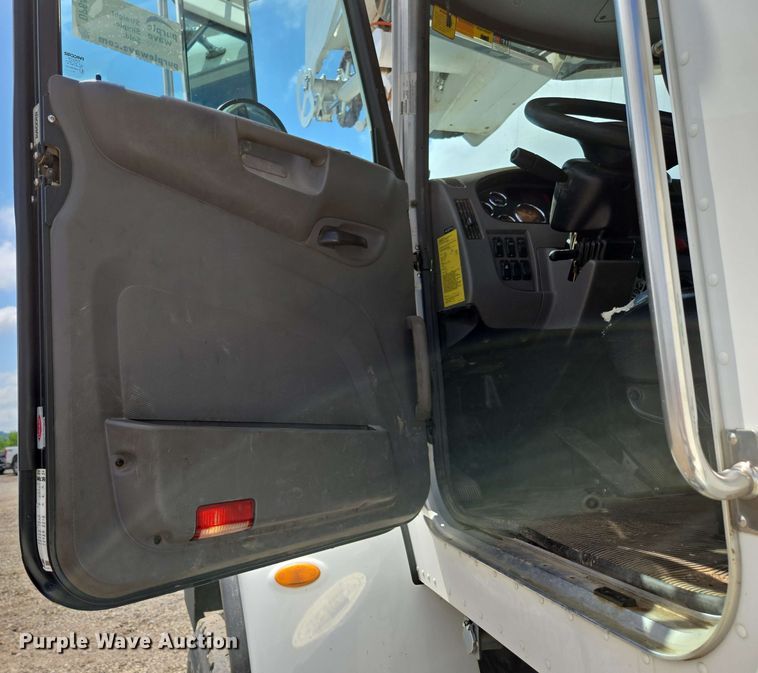 image for item DP6413 2016 Peterbilt PB348 bucket truck