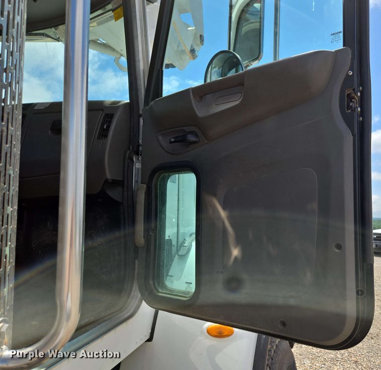 image for item DP6413 2016 Peterbilt PB348 bucket truck