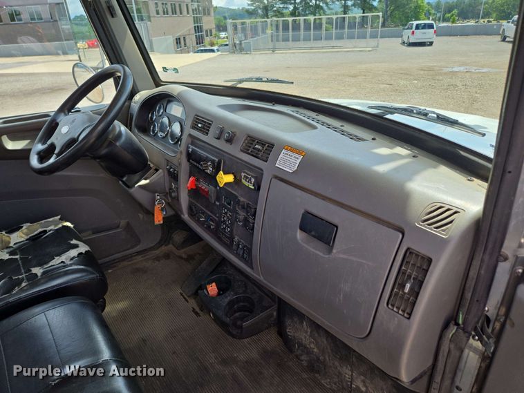 image for item DP6413 2016 Peterbilt PB348 bucket truck