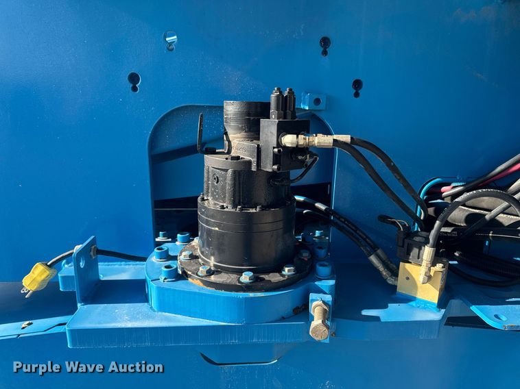 image for item DT0700 2006 Genie S60  boom lift