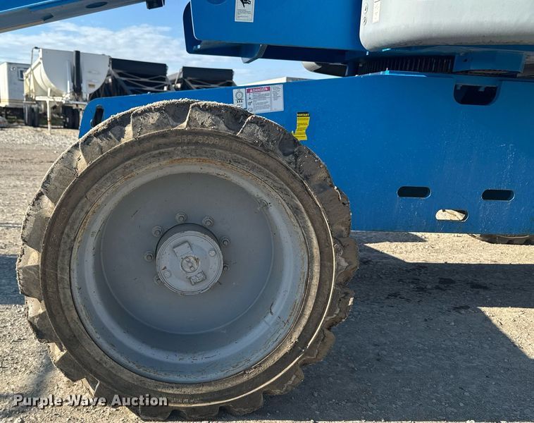 image for item DT0700 2006 Genie S60  boom lift