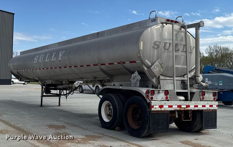 image for item DT0702 1978 Fruehauf TAG-F2-EDT9500 tank trailer