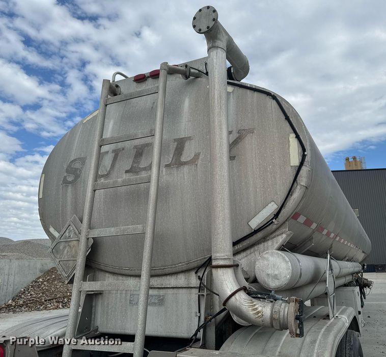 image for item DT0702 1978 Fruehauf TAG-F2-EDT9500 tank trailer