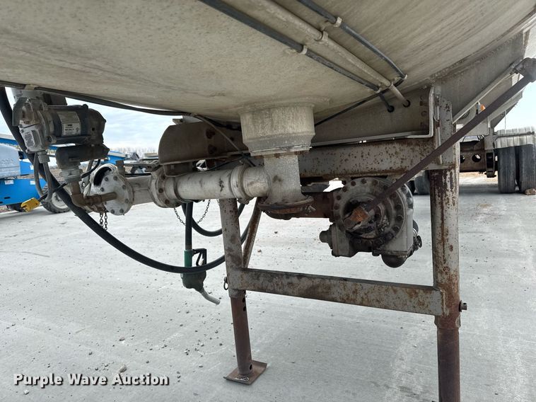 image for item DT0702 1978 Fruehauf TAG-F2-EDT9500 tank trailer