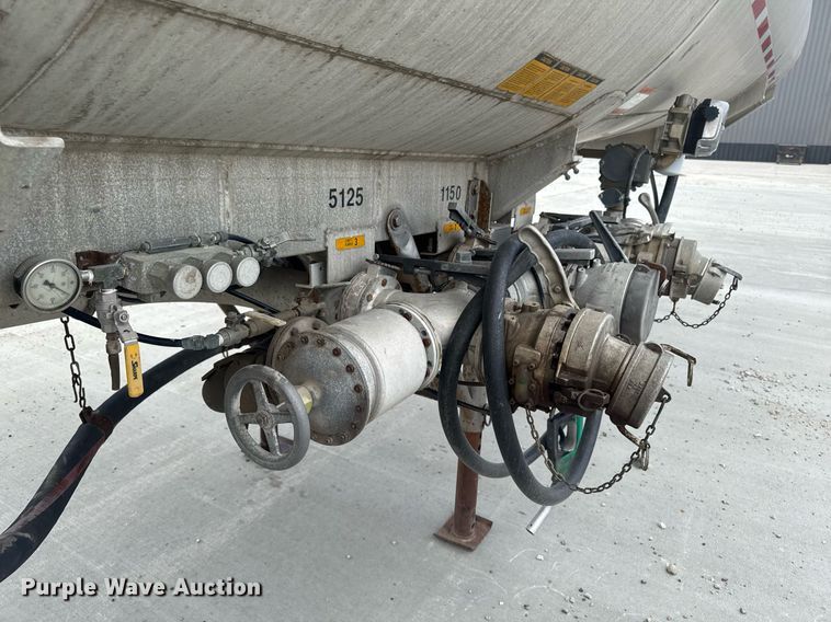 image for item DT0702 1978 Fruehauf TAG-F2-EDT9500 tank trailer