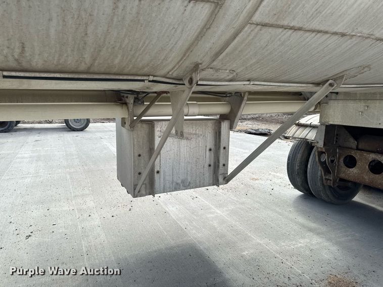 image for item DT0702 1978 Fruehauf TAG-F2-EDT9500 tank trailer