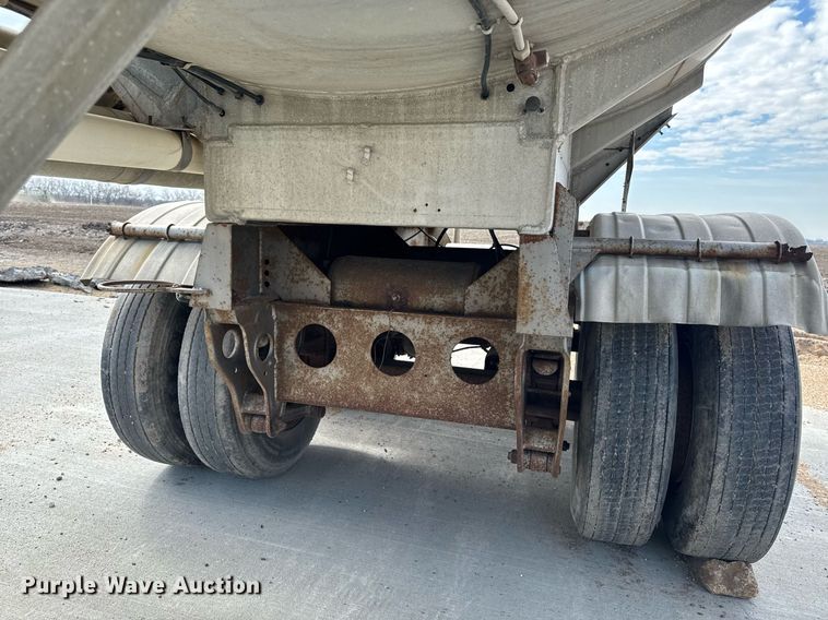 image for item DT0702 1978 Fruehauf TAG-F2-EDT9500 tank trailer