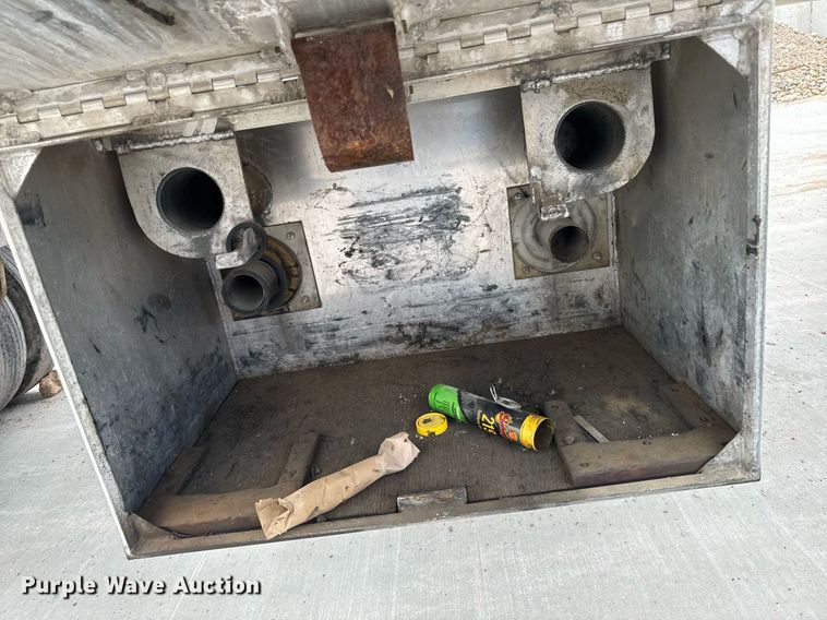 image for item DT0702 1978 Fruehauf TAG-F2-EDT9500 tank trailer