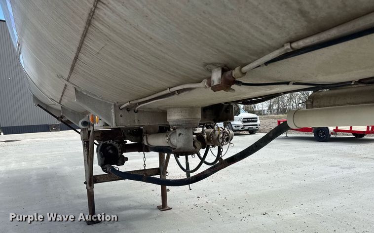 image for item DT0702 1978 Fruehauf TAG-F2-EDT9500 tank trailer