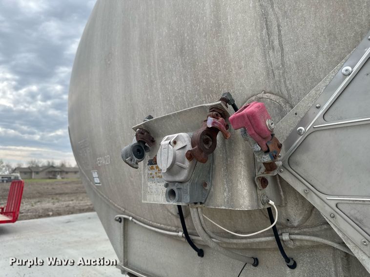 image for item DT0702 1978 Fruehauf TAG-F2-EDT9500 tank trailer