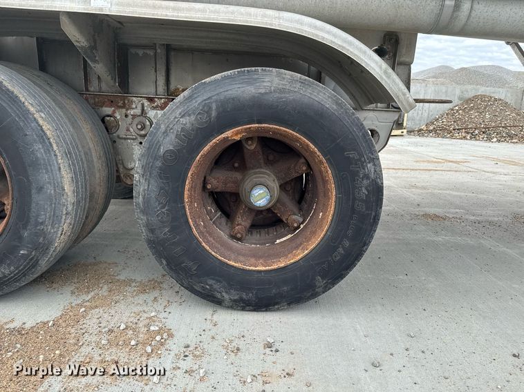 image for item DT0702 1978 Fruehauf TAG-F2-EDT9500 tank trailer