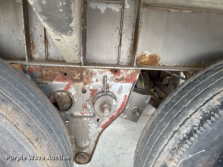 image for item DT0702 1978 Fruehauf TAG-F2-EDT9500 tank trailer