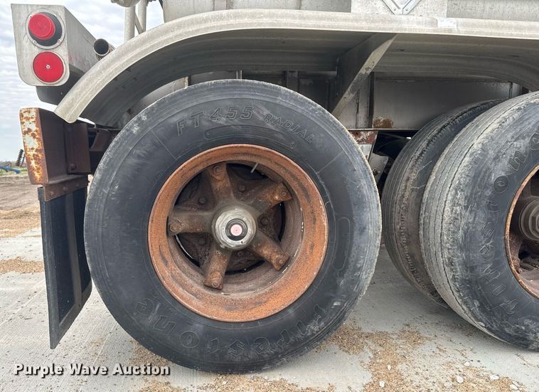 image for item DT0702 1978 Fruehauf TAG-F2-EDT9500 tank trailer