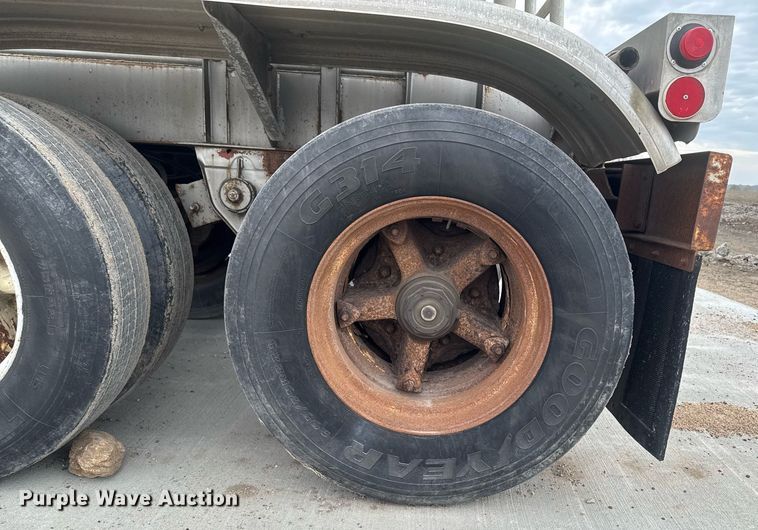 image for item DT0702 1978 Fruehauf TAG-F2-EDT9500 tank trailer