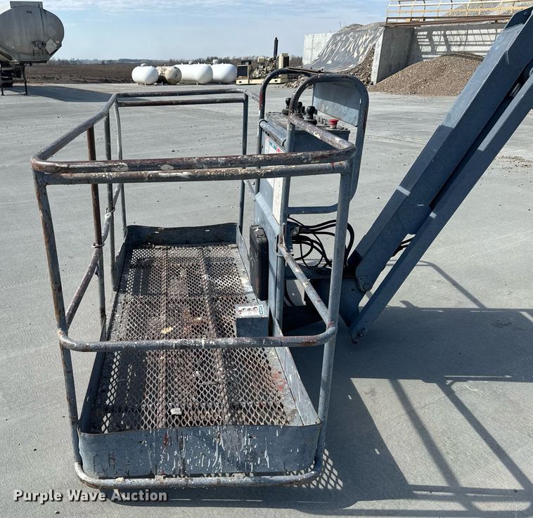 image for item DT0703 2004 Genie S-65 4x4 boom lift