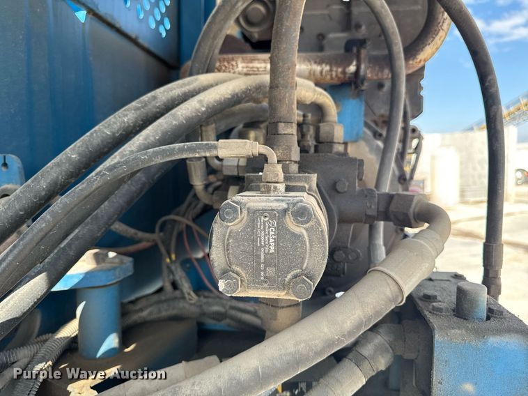 image for item DT0703 2004 Genie S-65 4x4 boom lift