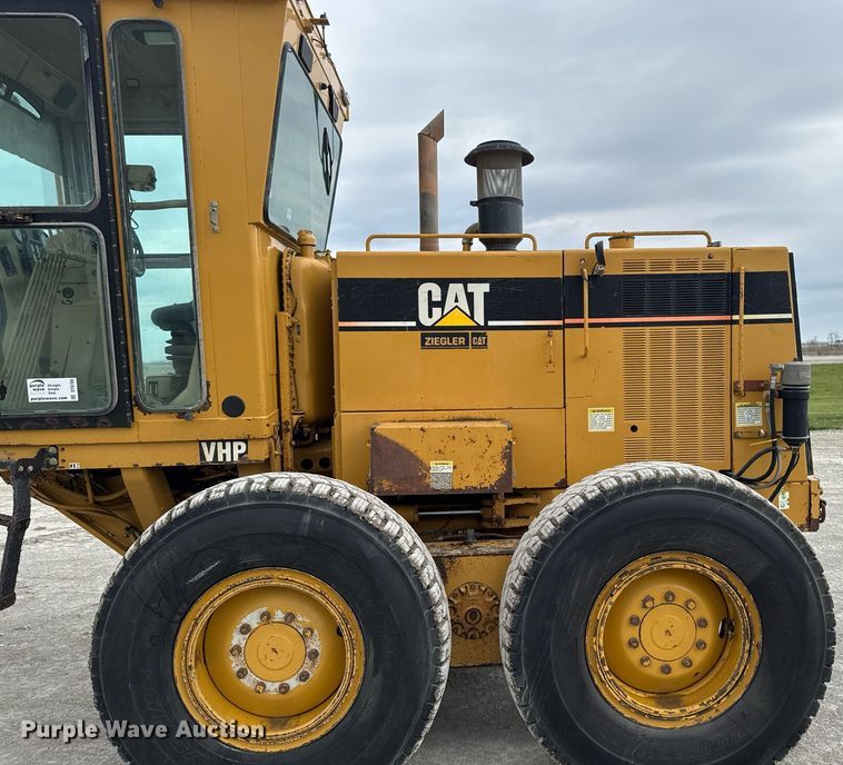 image for item DT0709 2001 Caterpillar 140H motor grader
