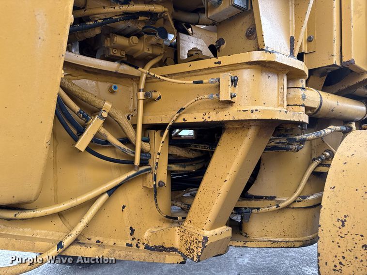 image for item DT0709 2001 Caterpillar 140H motor grader