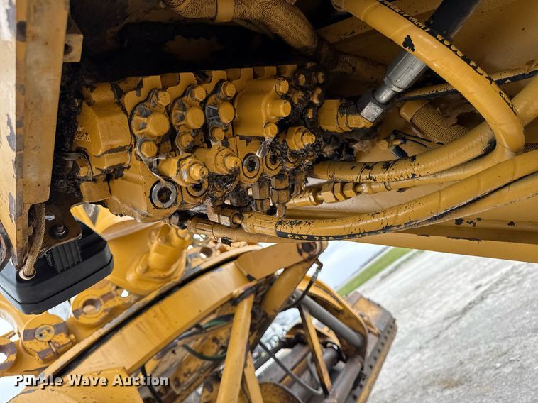 image for item DT0709 2001 Caterpillar 140H motor grader