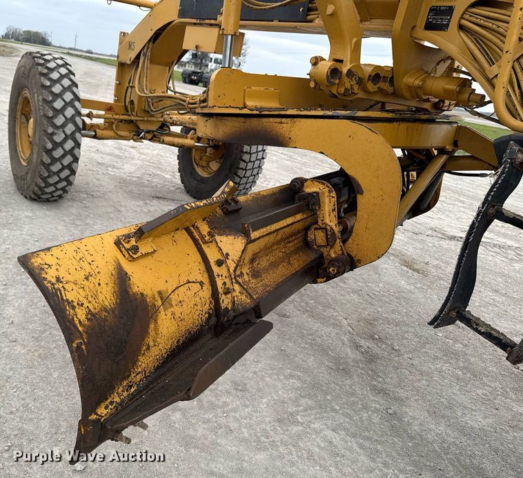 image for item DT0709 2001 Caterpillar 140H motor grader