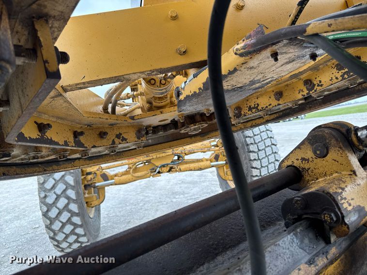 image for item DT0709 2001 Caterpillar 140H motor grader