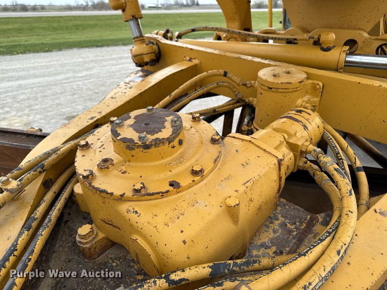 image for item DT0709 2001 Caterpillar 140H motor grader