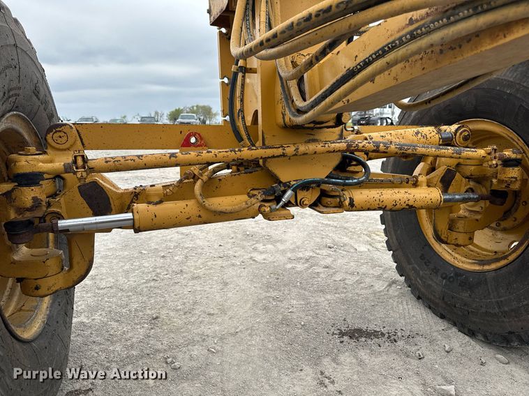 image for item DT0709 2001 Caterpillar 140H motor grader