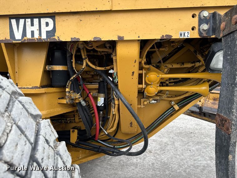 image for item DT0709 2001 Caterpillar 140H motor grader