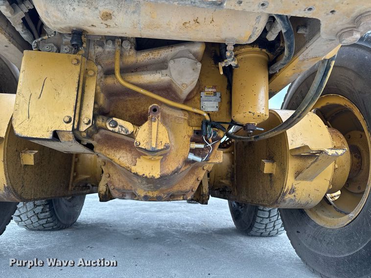 image for item DT0709 2001 Caterpillar 140H motor grader