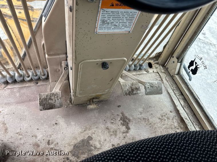 image for item DT0709 2001 Caterpillar 140H motor grader