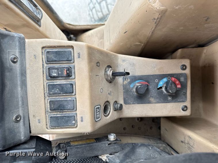 image for item DT0709 2001 Caterpillar 140H motor grader