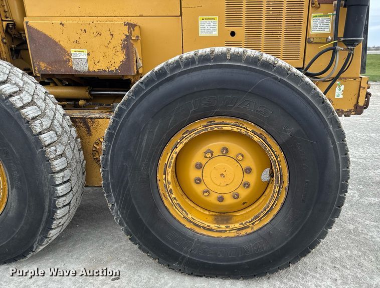 image for item DT0709 2001 Caterpillar 140H motor grader