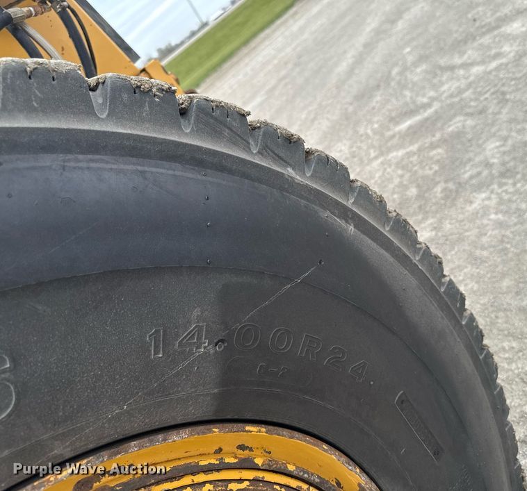 image for item DT0709 2001 Caterpillar 140H motor grader