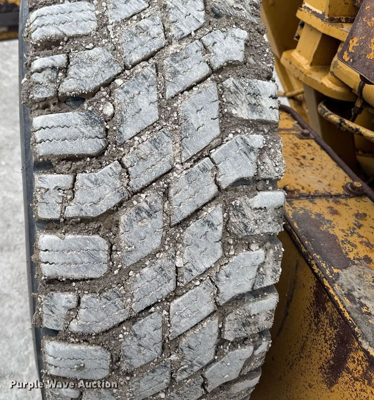 image for item DT0709 2001 Caterpillar 140H motor grader