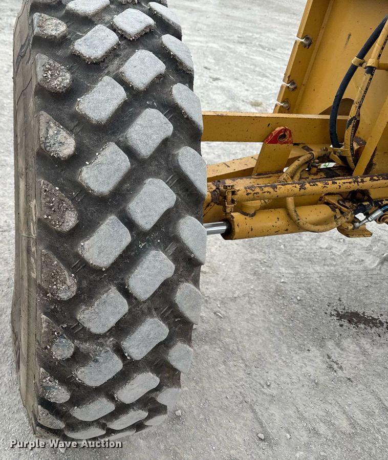 image for item DT0709 2001 Caterpillar 140H motor grader