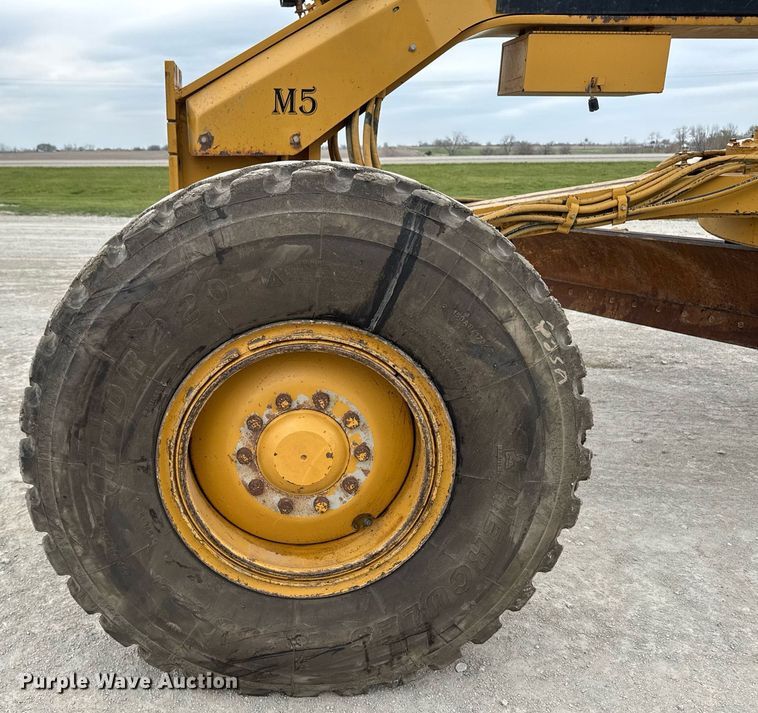 image for item DT0709 2001 Caterpillar 140H motor grader