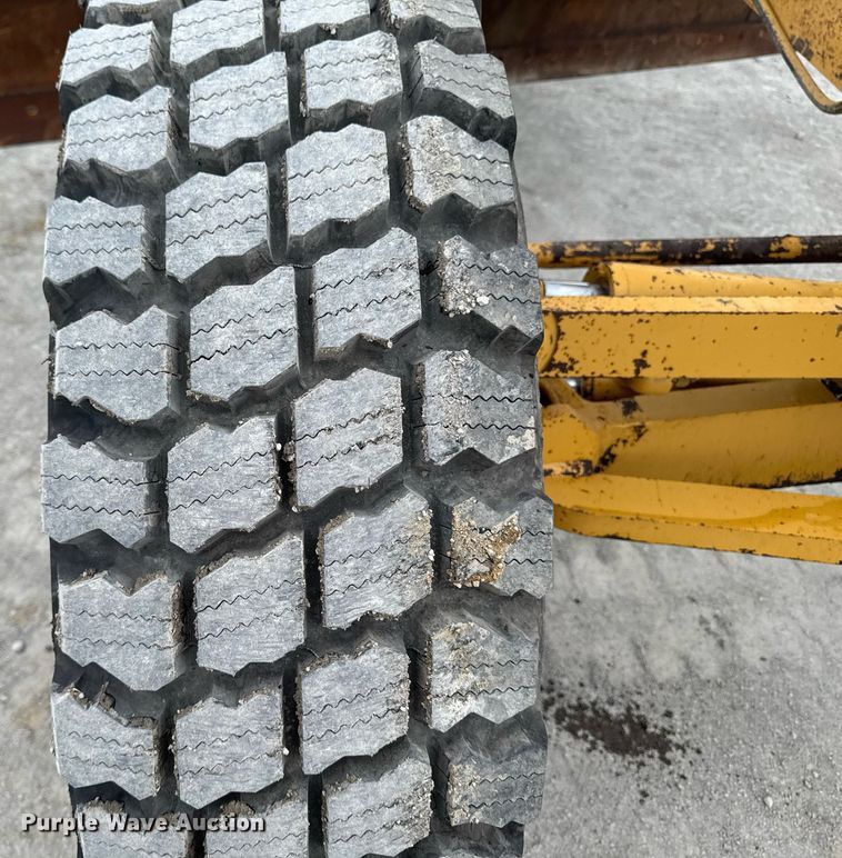 image for item DT0709 2001 Caterpillar 140H motor grader