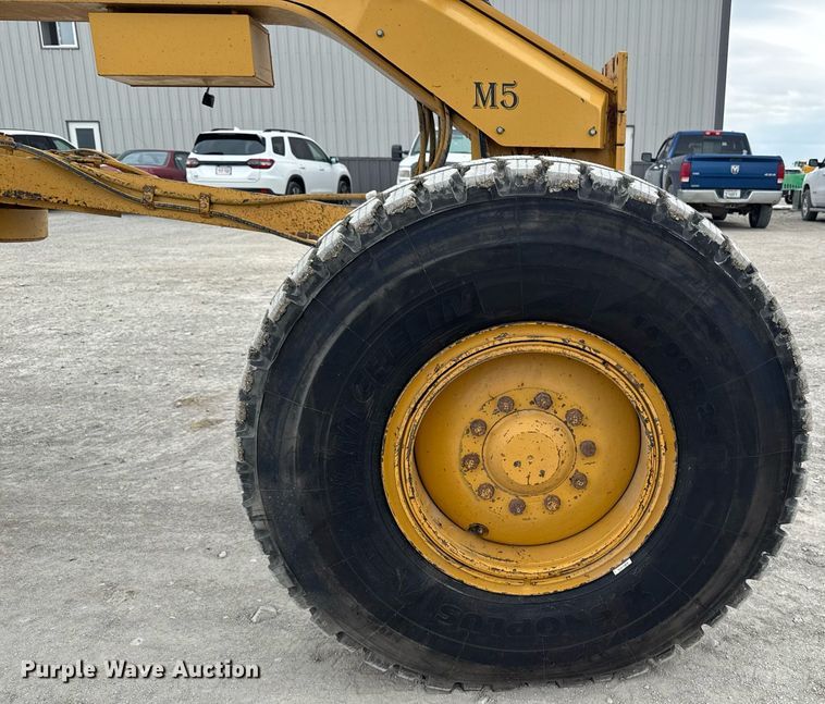 image for item DT0709 2001 Caterpillar 140H motor grader