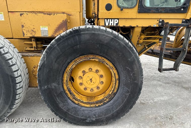 image for item DT0709 2001 Caterpillar 140H motor grader