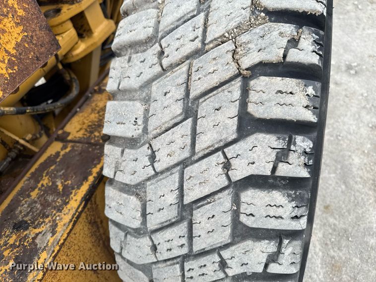 image for item DT0709 2001 Caterpillar 140H motor grader