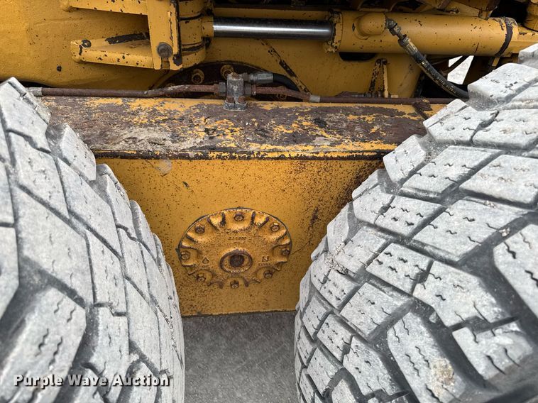 image for item DT0709 2001 Caterpillar 140H motor grader