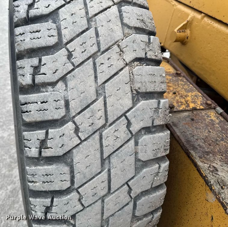 image for item DT0709 2001 Caterpillar 140H motor grader