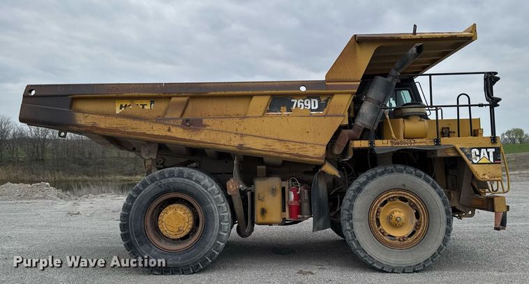 image for item DT0711 2004 Caterpillar 769D haul truck